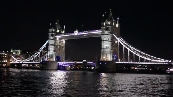 Tower Bridge Στο Λονδίνο Ηνωμένο Βασίλειο 2021 Night Time Γέφυρα — Αρχείο Βίντεο