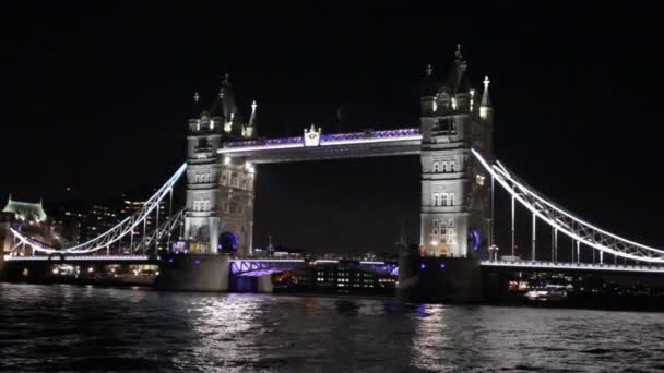 Tower Bridge Στο Λονδίνο Ηνωμένο Βασίλειο 2021 Night Time Γέφυρα — Αρχείο Βίντεο