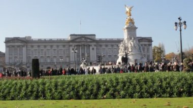 Buckingham Sarayı Londra, Uk - 1 Kasım 2019: Buckingham Sarayı Queens London, nöbetçi değiştirmek için turist kalabalığı toplandı. stok, görüntüler, video, film