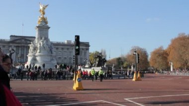 Buckingham Sarayı Londra, Uk - 1 Kasım 2019: Buckingham Sarayı Queens London, nöbetçi değiştirmek için turist kalabalığı toplandı. stok, görüntüler, video, film