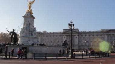 Buckingham Sarayı Londra, Uk - 1 Kasım 2019: Buckingham Sarayı Queens London, nöbetçi değiştirmek için turist kalabalığı toplandı. stok, görüntüler, video, film