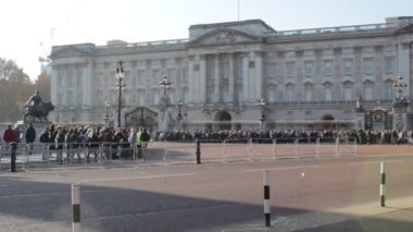 Buckingham Sarayı Londra, Uk - 1 Kasım 2019: Buckingham Sarayı Queens London, nöbetçi değiştirmek için turist kalabalığı toplandı. stok, görüntüler, video, film