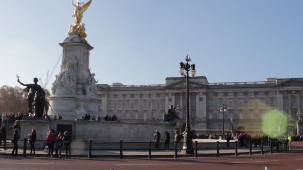 バッキンガム宮殿ロンドン 11月1St 2019 バッキンガム宮殿クイーンズロンドン 観光客の群衆がガードを変更するために集まります ストック ビデオ フィルム — ストック動画