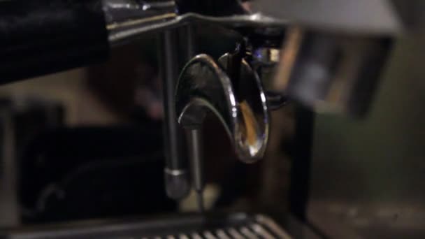 コーヒーエスプレッソアメリカーノカプチーノマシンカフェレストラン近くの手でコーヒーを作るカップ — ストック動画