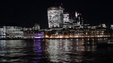 Londra, İngiltere - 20 Ağustos 2019: Londra şehir merkezi silueti ve finans bölgesi 'mil kare' seyahat görüntüsü Thames nehri Londra, İngiltere, İngiltere video görüntüleri