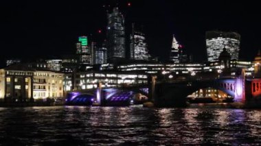 Londra, İngiltere - 20 Ağustos 2019: Londra şehir merkezi silueti ve finans bölgesi 'mil kare' seyahat görüntüsü Thames nehri Londra, İngiltere, İngiltere video görüntüleri