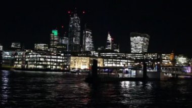 Londra, İngiltere - 20 Ağustos 2019: Londra şehir merkezi silueti ve finans bölgesi 'mil kare' seyahat görüntüsü Thames nehri Londra, İngiltere, İngiltere video görüntüleri