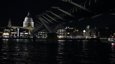 Milenyum köprüsü & St. Pauls Katedrali görüntüsü Thames nehri, Londra, İngiltere, Uk video görüntüleri Milenyum köprüsü stoğunda isimsiz yürüyen siluetler, görüntüler, videolar, klipler, film