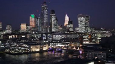 Londra, İngiltere - 20 Ağustos 2019: Londra şehir merkezi silueti ve finans bölgesi 'mil kare' seyahat görüntüsü Thames nehri Londra, İngiltere, İngiltere video görüntüleri