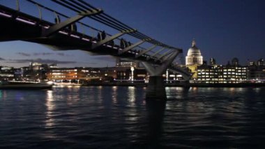 Milenyum köprüsü & St. Pauls Katedrali görüntüsü Thames nehri, Londra, İngiltere, Uk video görüntüleri Milenyum köprüsü stoğunda isimsiz yürüyen siluetler, görüntüler, videolar, klipler, film