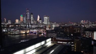 Londra, İngiltere - 20 Ağustos 2019: Londra şehir merkezi silueti ve finans bölgesi 'mil kare' seyahat görüntüsü Thames nehri Londra, İngiltere, İngiltere video görüntüleri