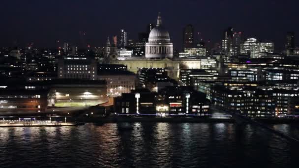 ミレニアムブリッジ セントポール大聖堂の眺めテムズ川ロンドン イギリス 英国の映像フィルムビデオ人々は ミレニアムブリッジストック ビデオ クリップ フィルムを匿名で歩くシルエット — ストック動画