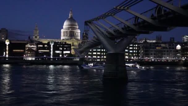 Milenyum Köprüsü Pauls Katedrali Görüntüsü Thames Nehri Londra Ngiltere Video — Stok video