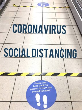 Coronavirus covid-19 için Londra süpermarketinde sosyal mesafeler. Virüsün yayılmasını önlemek için hükümet yönergeleri takip ediliyor.