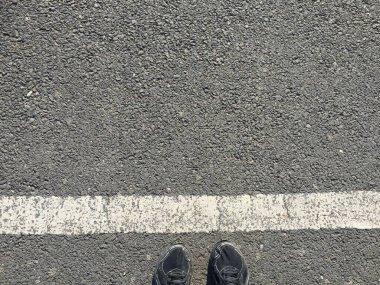 Coronavirus covid-19 için Londra süpermarketinde sosyal mesafeler. Virüsün yayılmasını önlemek için hükümet yönergeleri takip ediliyor.