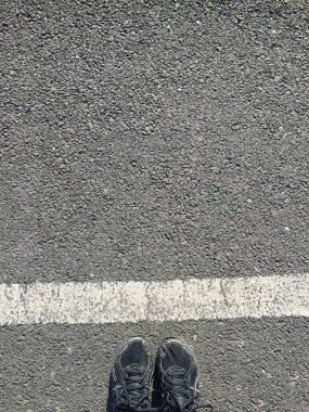 Coronavirus covid-19 için Londra süpermarketinde sosyal mesafeler. Virüsün yayılmasını önlemek için hükümet yönergeleri takip ediliyor.