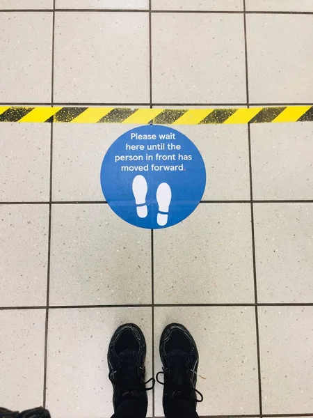 Coronavirus Covid Için Londra Süpermarketinde Sosyal Mesafeler Virüsün Yayılmasını Önlemek — Stok fotoğraf