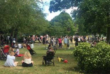 Londra, İngiltere - 13 / 6 / 2020: 'Siyahların hayatı önemli' çocukların Tottenham okulları Haringey çocukları ailelerinin barışçıl ve sosyal hayatlarıyla yürüdüler 