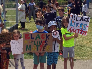 Londra, İngiltere - 13 / 6 / 2020: 'Siyahların hayatı önemli' çocukların Tottenham okulları Haringey çocukları ailelerinin barışçıl ve sosyal hayatlarıyla yürüdüler 