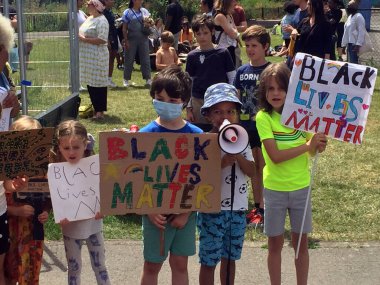Londra, İngiltere - 13 / 6 / 2020: 'Siyahların hayatı önemli' çocukların Tottenham okulları Haringey çocukları ailelerinin barışçıl ve sosyal hayatlarıyla yürüdüler 