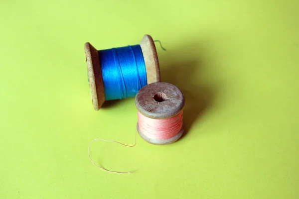 Katoenen Draad Rollen Bobbin Roze Blauw Een Heldere Achtergrond Met — Stockfoto