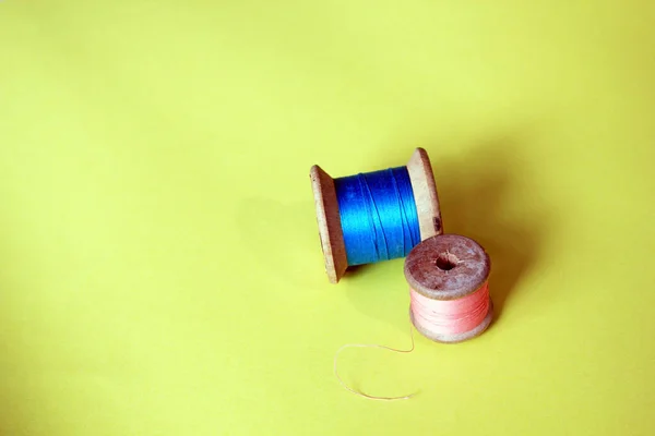 Katoenen Draad Rollen Bobbin Roze Blauw Een Heldere Achtergrond Met — Stockfoto