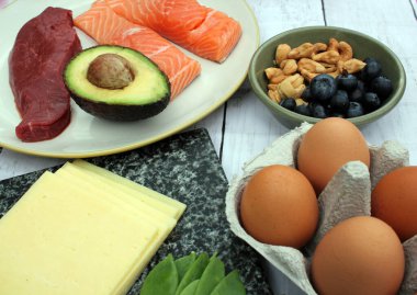 Keto veya ketojenik düşük karbonhidrat atkins paleo stili diyet protein tabanlı et balığı süt ürünleri böğürtlen ve fındık