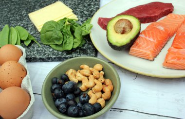 Keto veya ketojenik düşük karbonhidrat atkins paleo stili diyet protein tabanlı et balığı süt ürünleri böğürtlen ve fındık