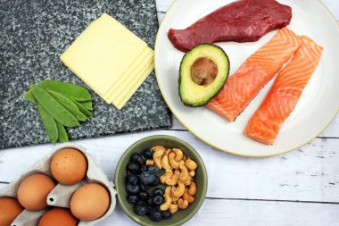 Keto veya ketojenik düşük karbonhidrat atkins paleo stili diyet protein tabanlı et balığı süt ürünleri böğürtlen ve fındık