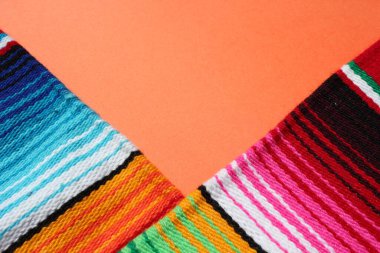 Panço Meksika cinco de mayonez halı şenliği. Geleneksel Meksika arka planı. Çizgili fotokopi alanı Maya battaniyesi. 