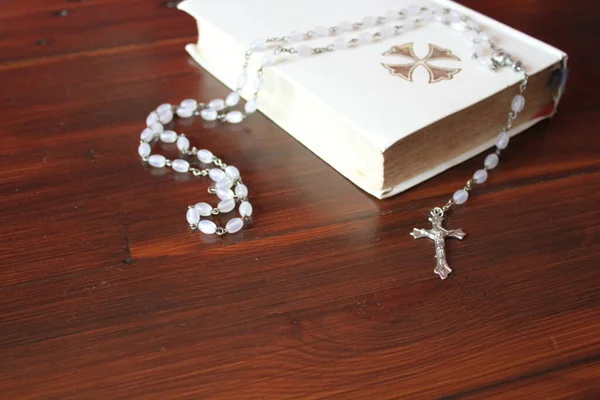 Perles Bible Chapelet Pour Catholique Prier Fond Avec Espace Copie — Photo