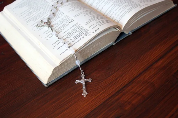 Bible Rosary Beads Catholic Pray Background Copy Space Stock Photo — Stock Photo, Image