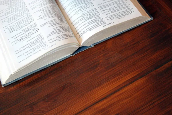 Bibbia Aperta Sul Tavolo Sfondo Legno Mogano Con Spazio Copia — Foto Stock