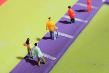 İnsanların sosyal uzaklık uzaklığı kavramı Mini model figürleri kopya alanı ile farklı arkaplan 