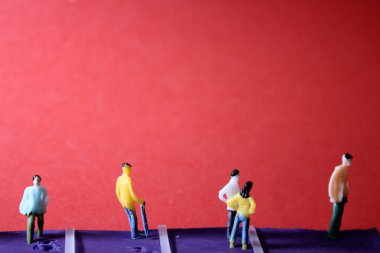 İnsanlardan oluşan sosyal mesafeler covid-19 koronavirüs kavramı. Mini model figürleri, fotokopi alanı, sosyal mesafe mesafesi, yavaş covid 19 coronavirüs için hayati önem taşıyor.