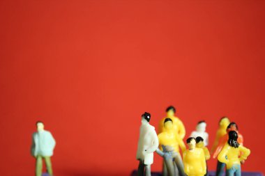 İnsanların sosyal uzaklık uzaklığı kavramı Mini model figürleri kopya alanı ile farklı arkaplan 