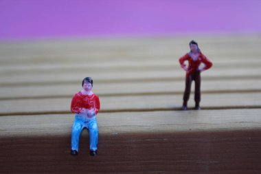 İnsanlardan oluşan sosyal mesafeler covid-19 koronavirüs kavramı. Mini model figürleri, fotokopi alanı, sosyal mesafe mesafesi, yavaş covid 19 coronavirüs için hayati önem taşıyor.