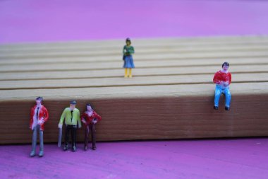 İnsanlardan oluşan sosyal mesafeler covid-19 koronavirüs kavramı. Mini model figürleri, fotokopi alanı, sosyal mesafe mesafesi, yavaş covid 19 coronavirüs için hayati önem taşıyor.