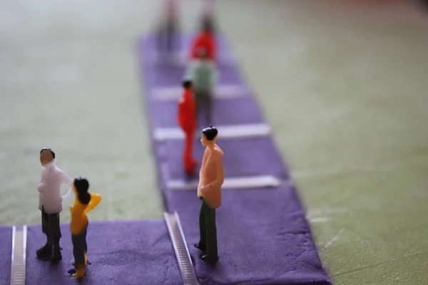 Soziale Distanz Distanzierendes Konzept Von Menschen Mini Modell Figuren Auseinander — Stockfoto