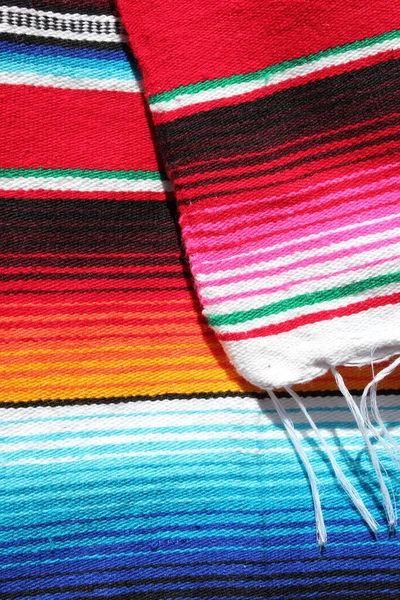 멕시코의 전통적 세리프 Serape Fiesta 전통적 멕시코 Poncho 줄무늬는 최소한의 — 스톡 사진