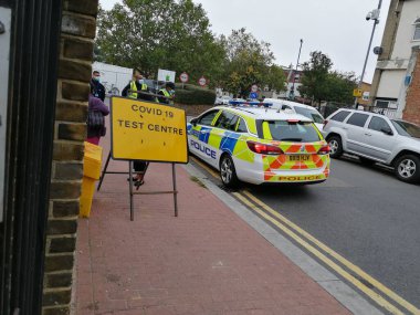 Londra, İngiltere - 21 / 9 / 2020: Covid-19 Coronavirus test merkezi tabelası Kuzey Londra 'da