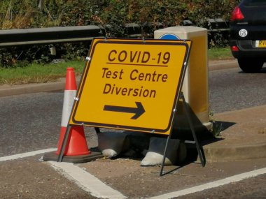 Londra, İngiltere - 21 / 9 / 2020: Covid-19 Coronavirus test merkezi tabelası Kuzey Londra 'da