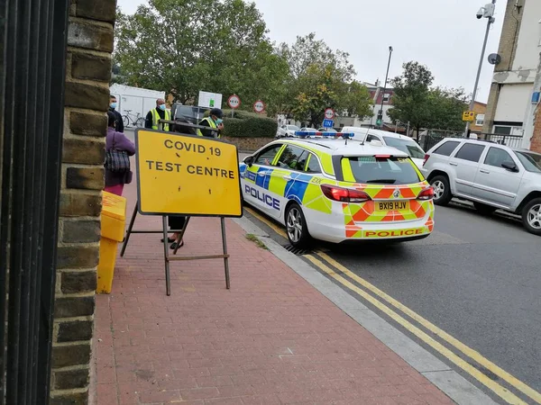 Londra, İngiltere - 21 / 9 / 2020: Covid-19 Coronavirus test merkezi tabelası Kuzey Londra 'da