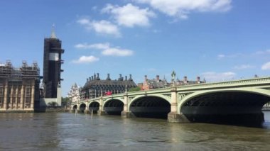 Parlamento, Londra, İngiltere - 10 / 08 / 2020: Büyük Ben ve Parlamento evleri, İngiltere siyaseti için Westminster üssü 
