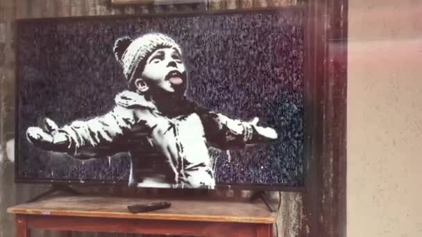 London Storbritannien Oktober 2019 Tittar Skyltfönster Banksy Street Artist Gross — Stockvideo