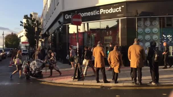 Londres Reino Unido Octubre 2019 Mirando Los Escaparates Banksy Tienda — Vídeo de stock