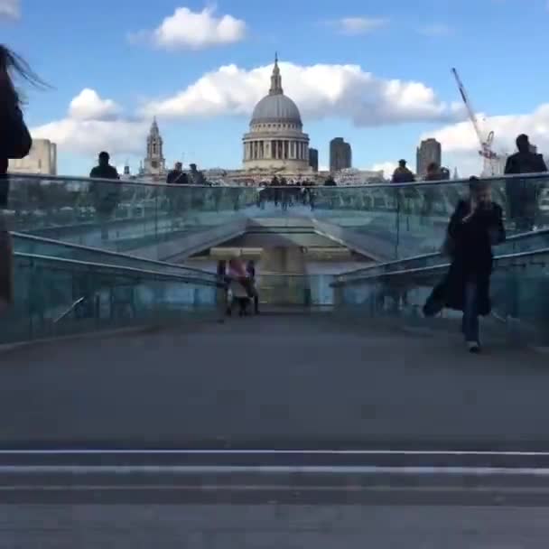 London Millenium Bridge Pauls Cathedral Thames River Lockdown Quiet London — стоковое видео