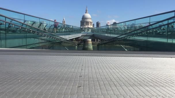 London 2022 Pauls Cathedral Millennium Bridge Widok Rzekę Tamizę Londyn — Wideo stockowe