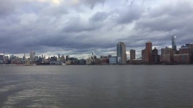 New York, ABD - 20 / 12 / 2019: Manhattan şehir merkezindeki New York gökdelenleri feribotla şehre yaklaşıyor. stok video klibi