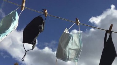 Yüz maskeleri çamaşır ipinde yeniden kullanılabilir ve Coronavirus covid-19 salgınından korunmak için yıkanabilir.